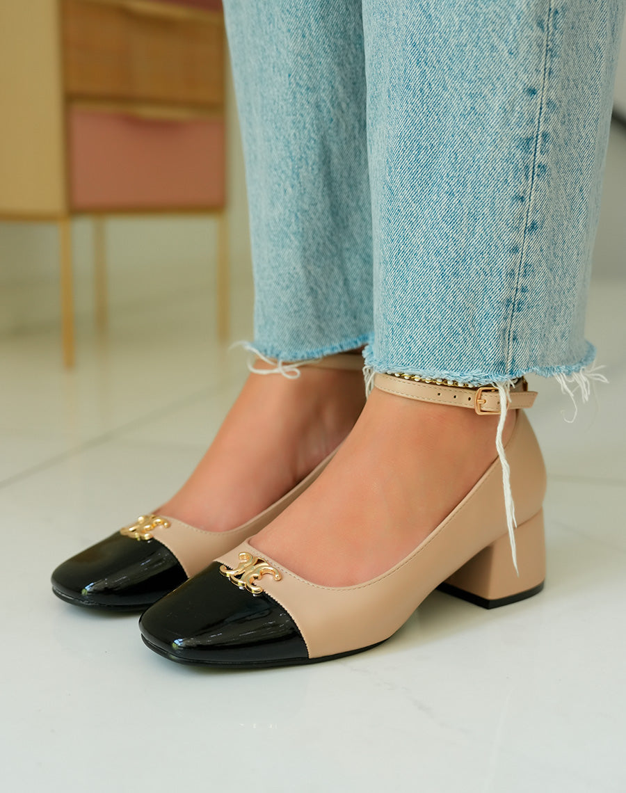 Sandales à talon beiges raffinées avec bijou doré et bout verni noir