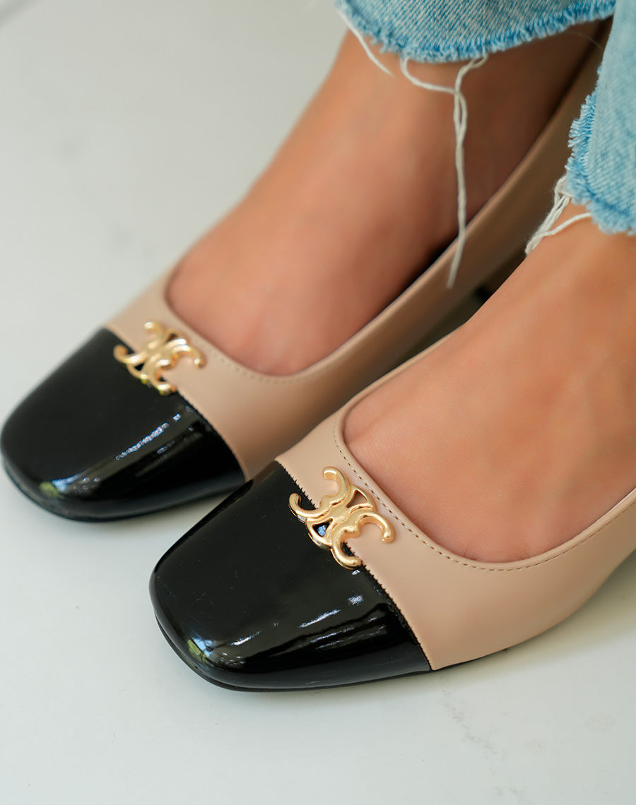 Sandales à talon beiges raffinées avec bijou doré et bout verni noir