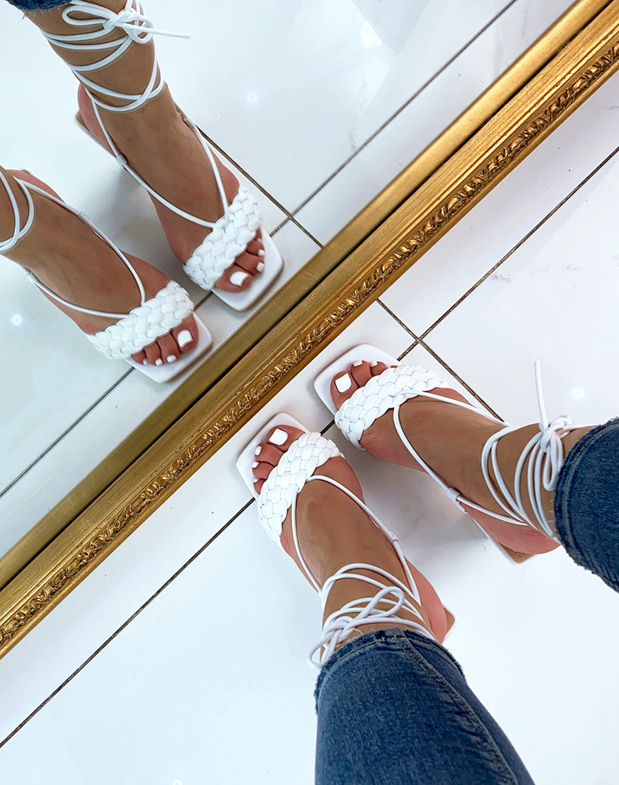 Sandales à talon blanches à bride tressé et longues lanières