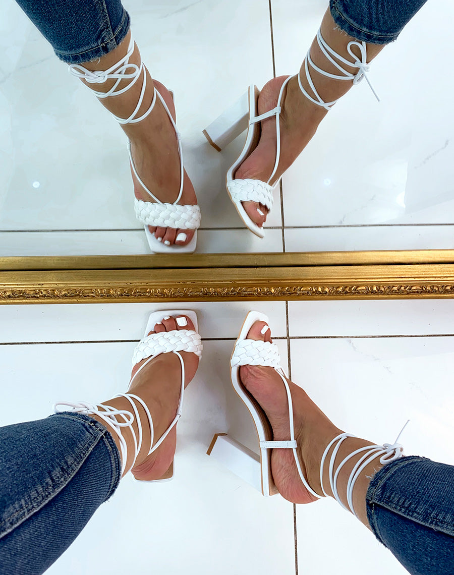 Sandales à talon blanches à bride tressé et longues lanières