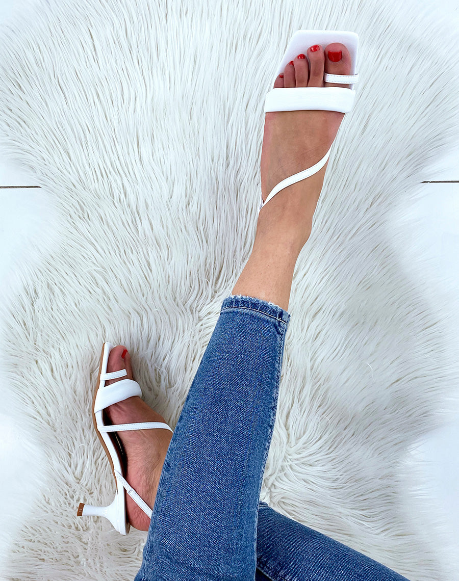 Sandales à talon blanches à brides asymétriques