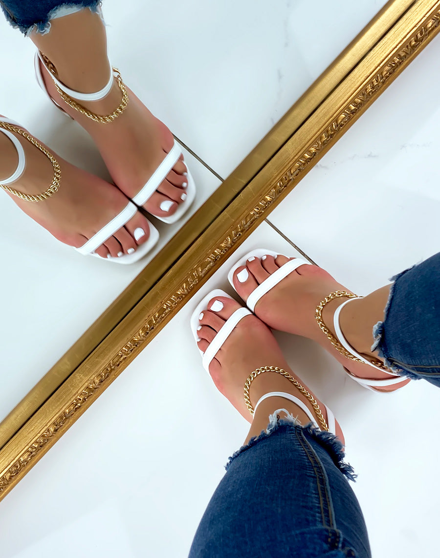 Sandales à talon blanches à chaîne doré
