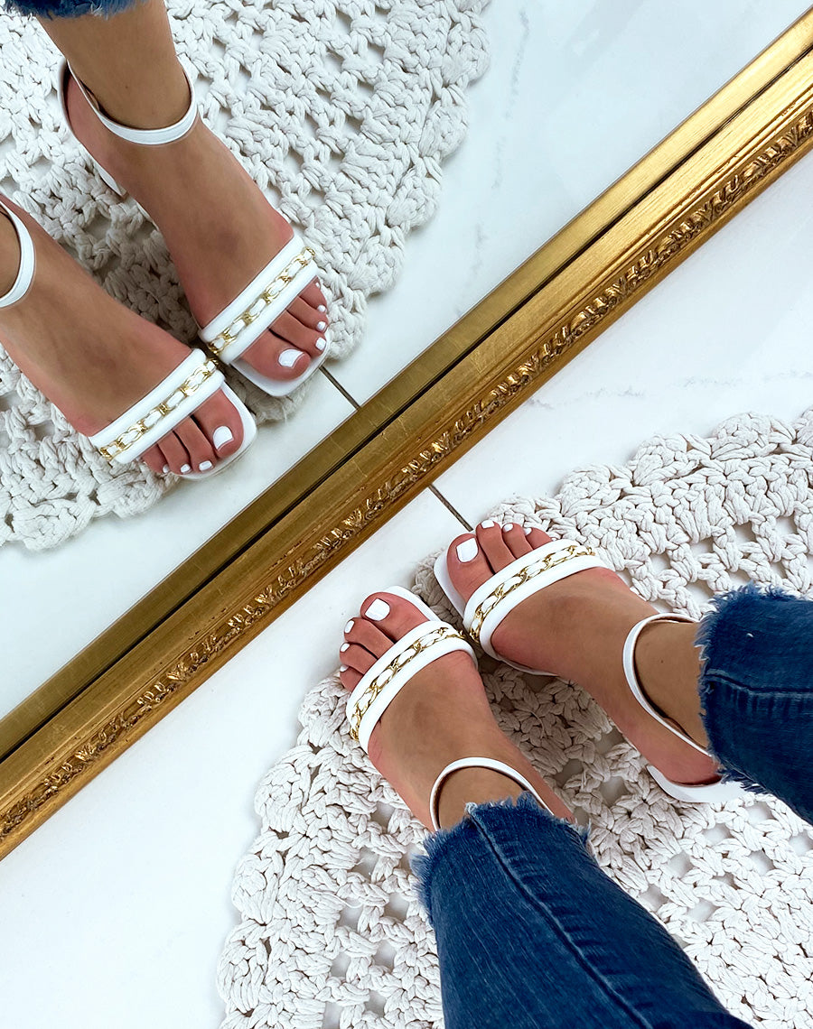 Sandales à talon blanches à chaîne dorée