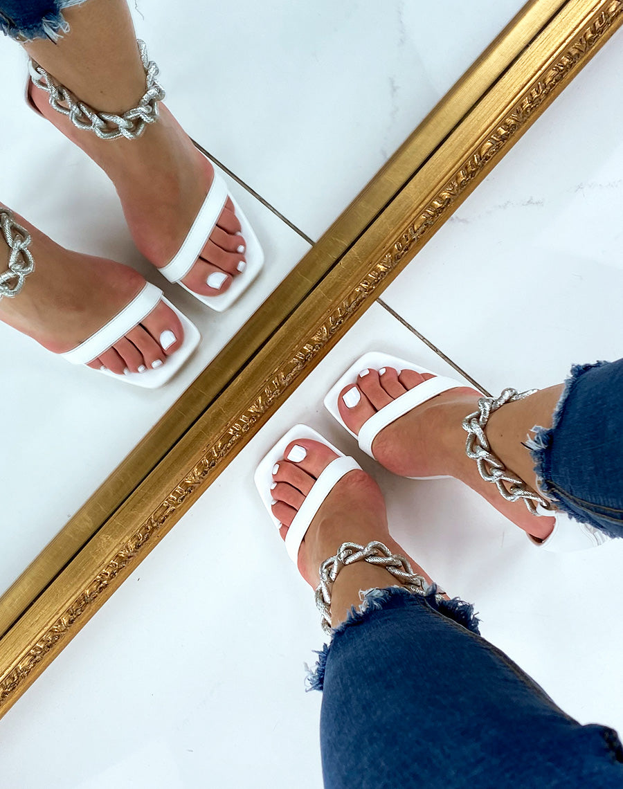 Sandales à talon blanches à chaine argentée
