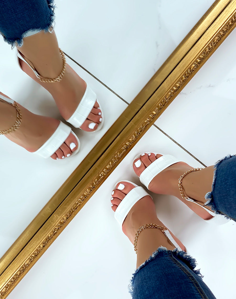 Sandales à talon blanches effet croco à chaîne dorée