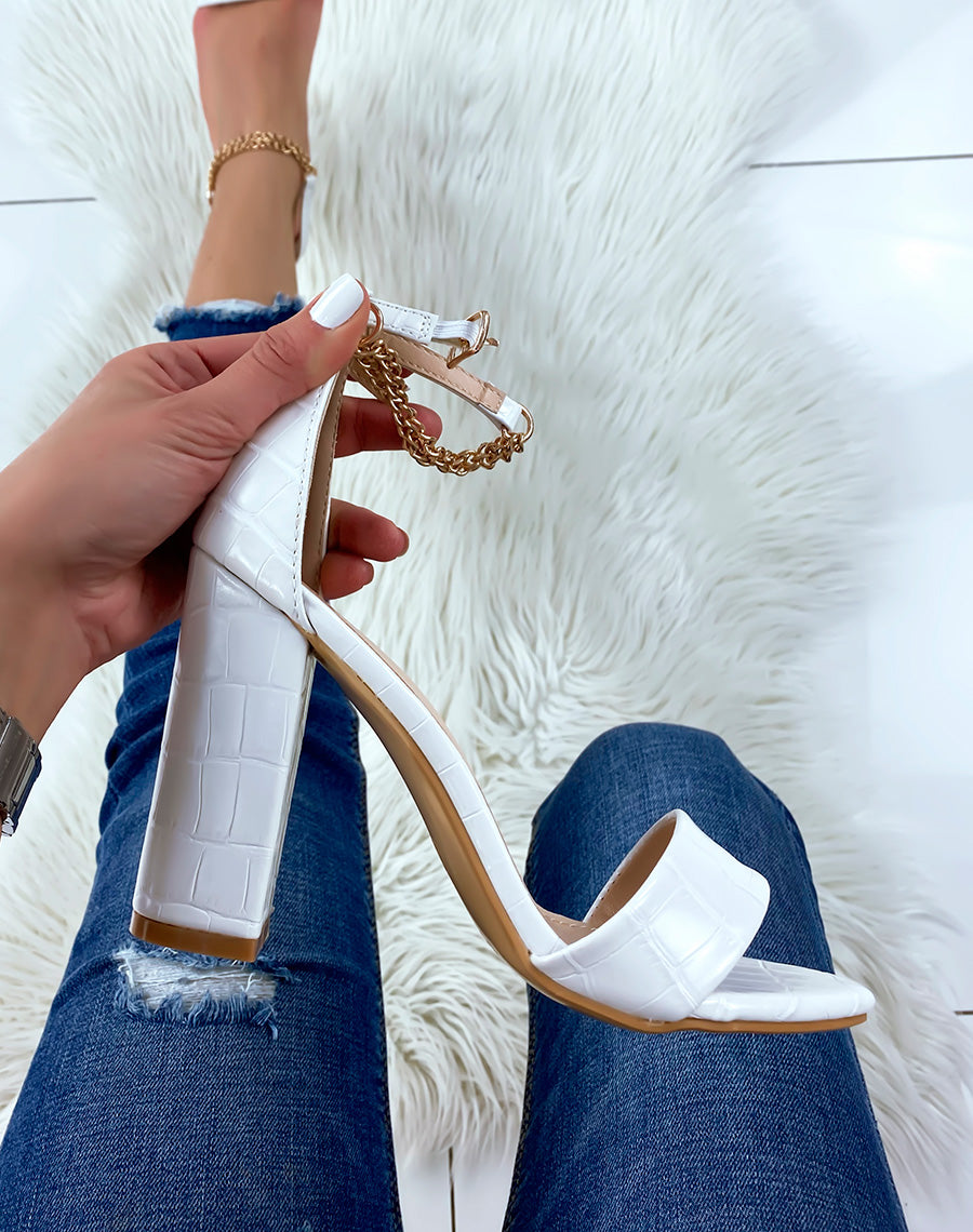 Sandales à talon blanches effet croco à chaîne dorée