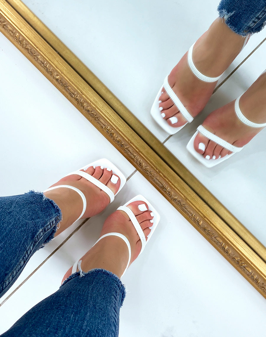 Sandales à talon blanches et à bride