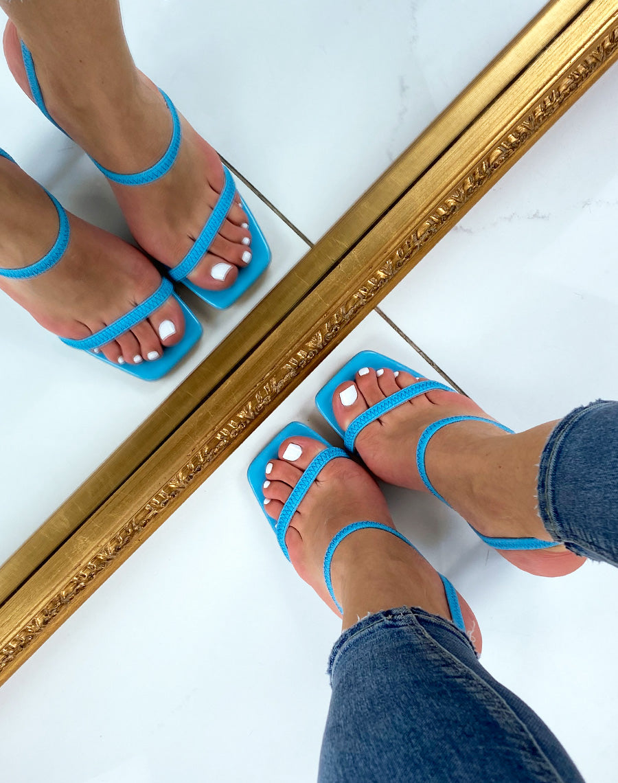 Sandales à talon bleu et à bride