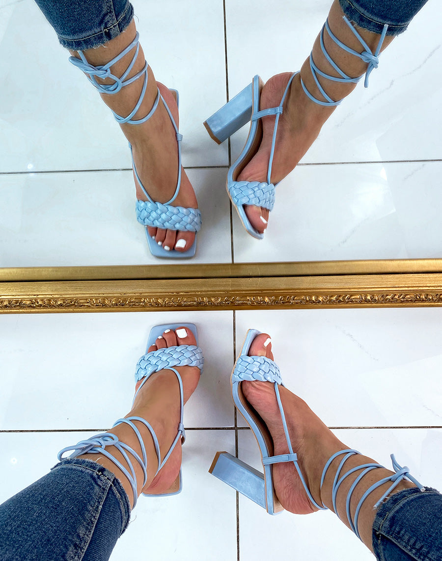 Sandales à talon bleues à bride tressé et longues lanières