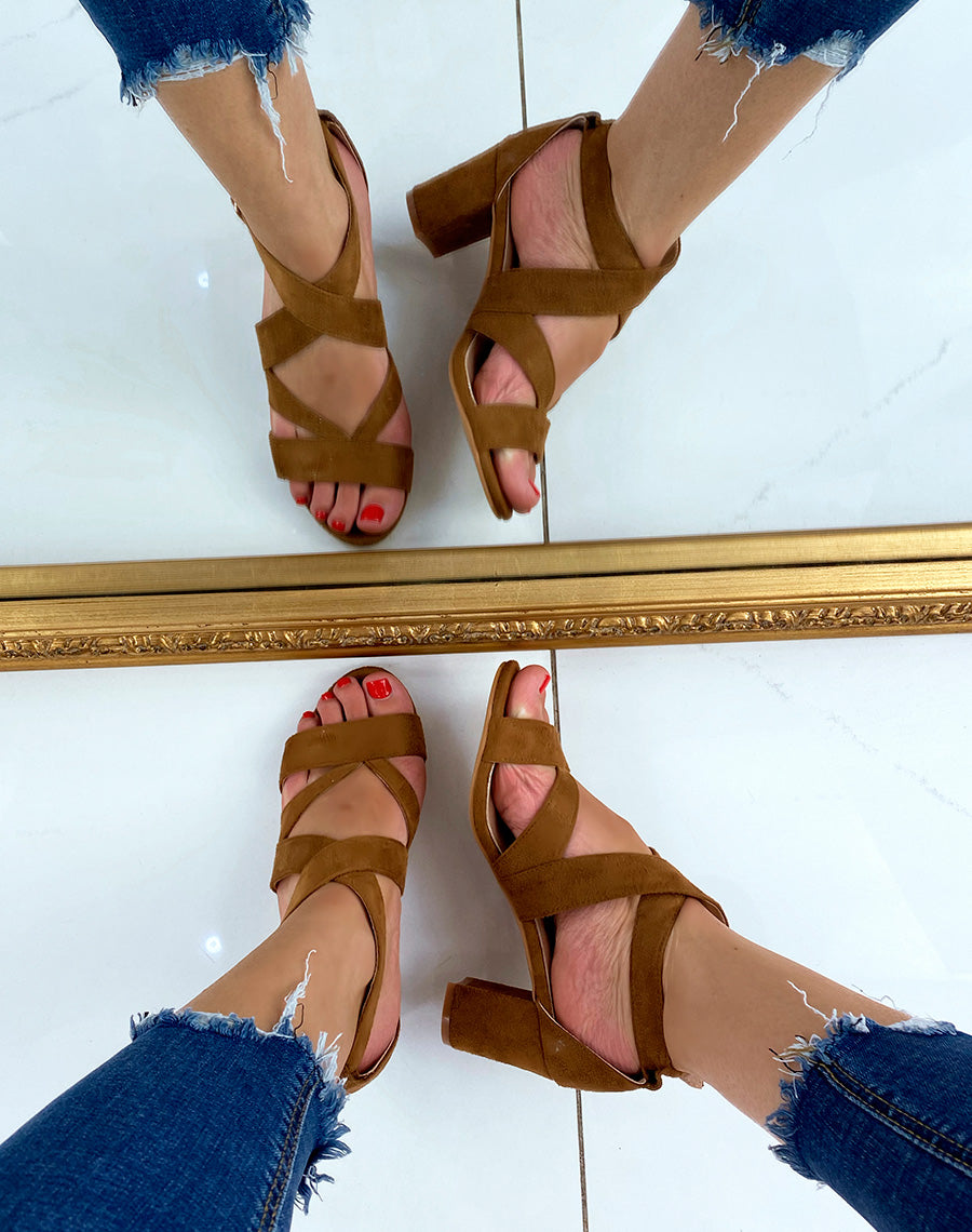 Sandales à talon camel en suédine à multiples brides