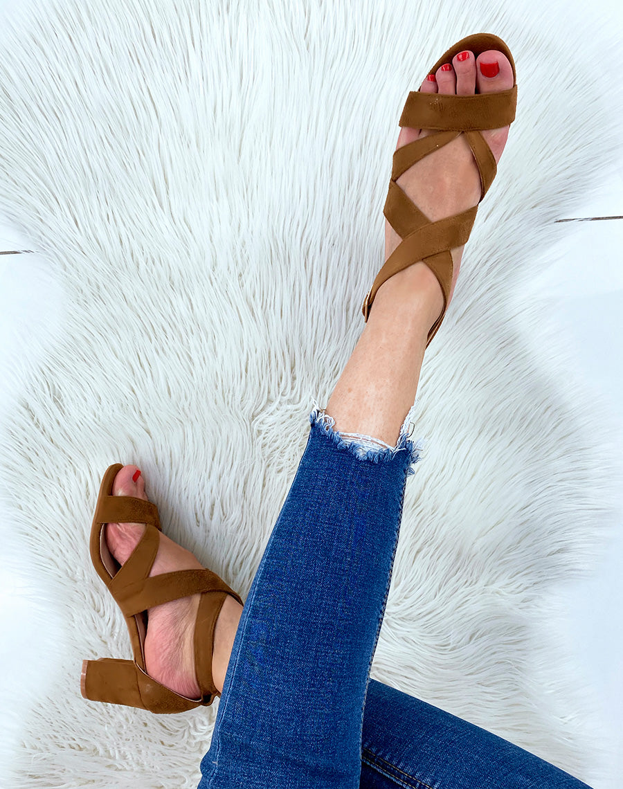 Sandales à talon camel en suédine à multiples brides