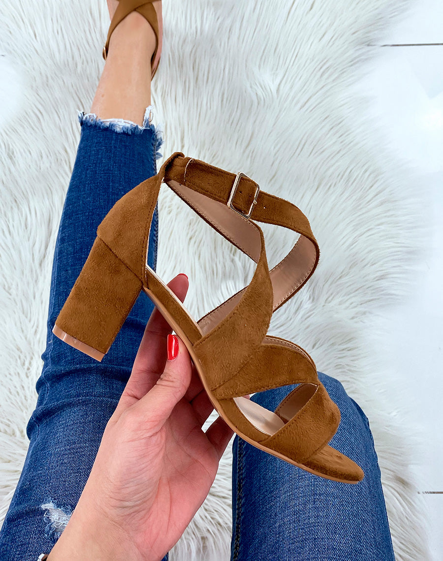 Sandales à talon camel en suédine à multiples brides