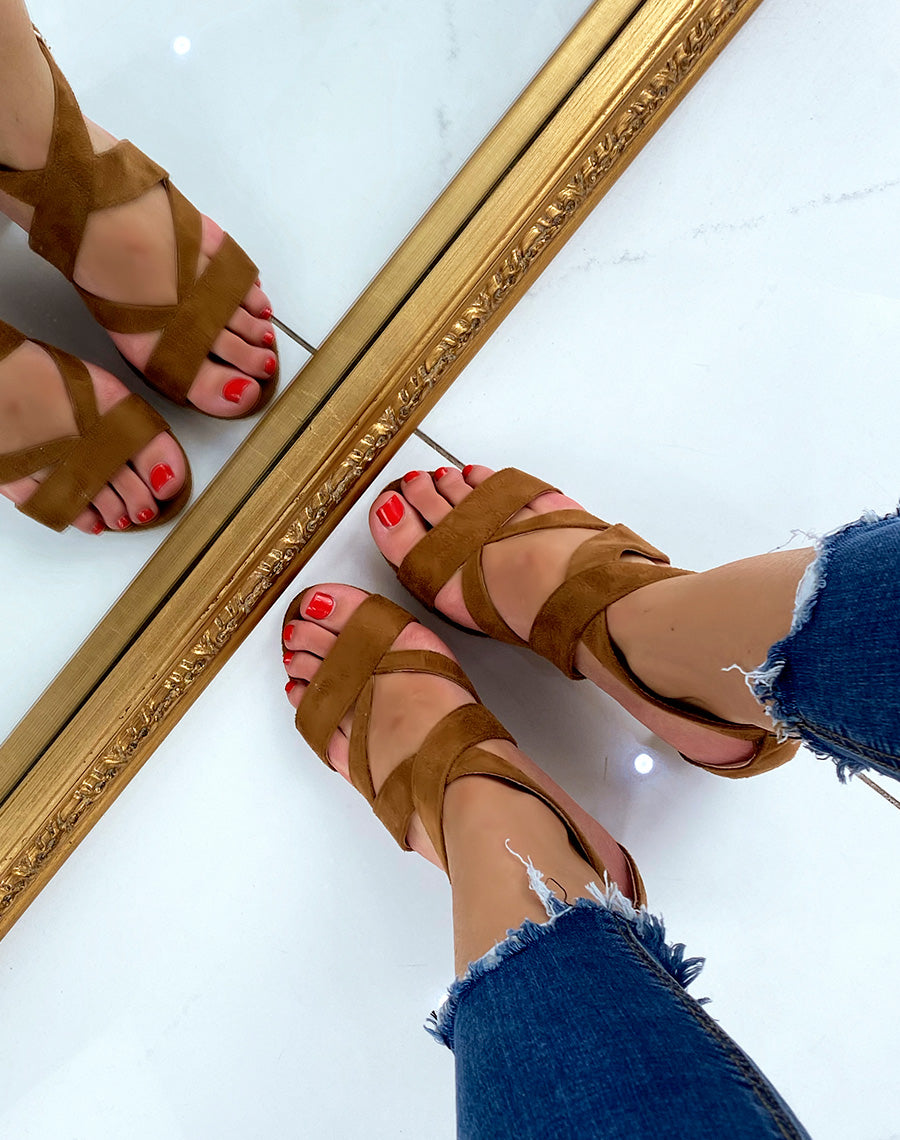 Sandales à talon camel en suédine à multiples brides