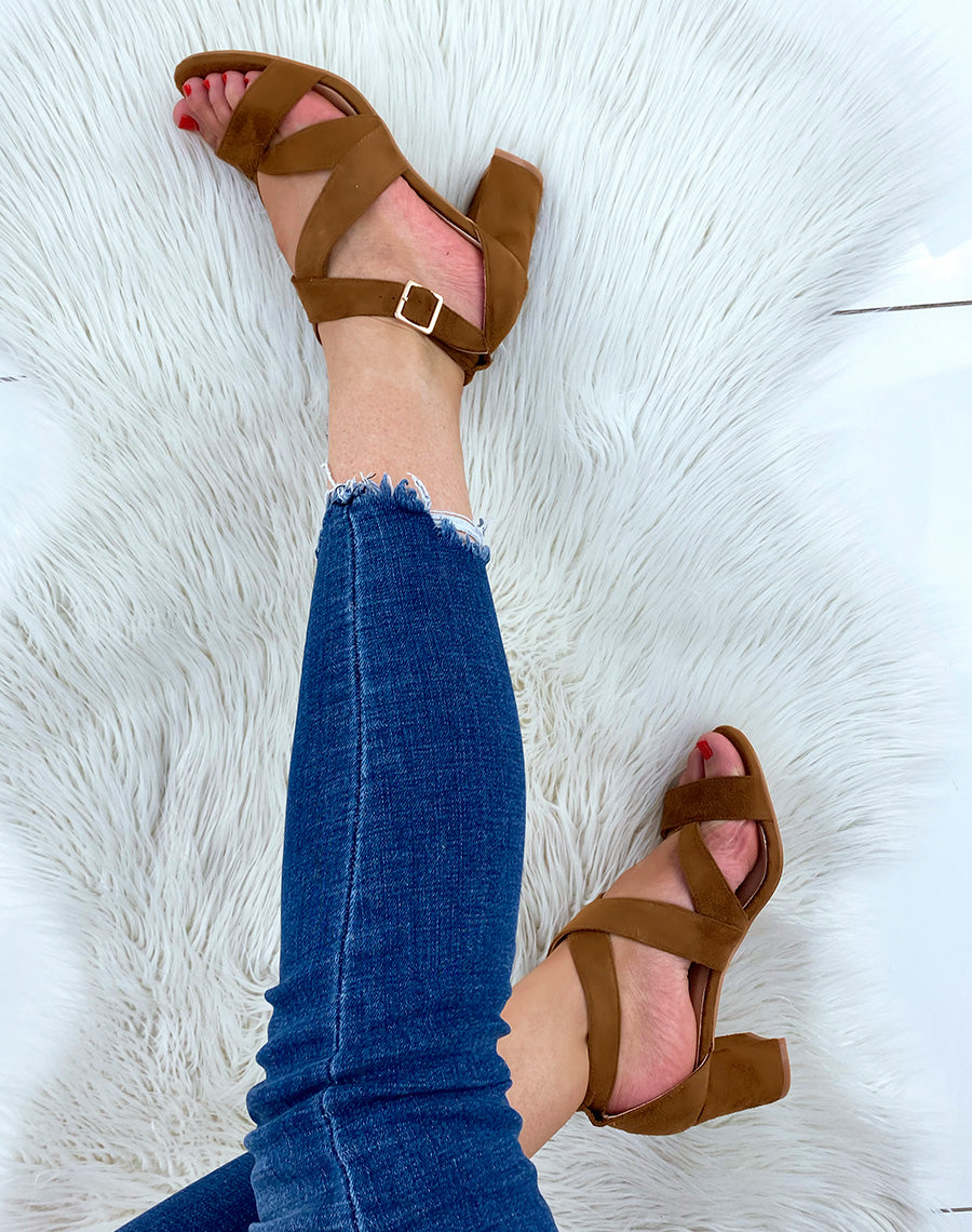 Sandales à talon camel en suédine à multiples brides