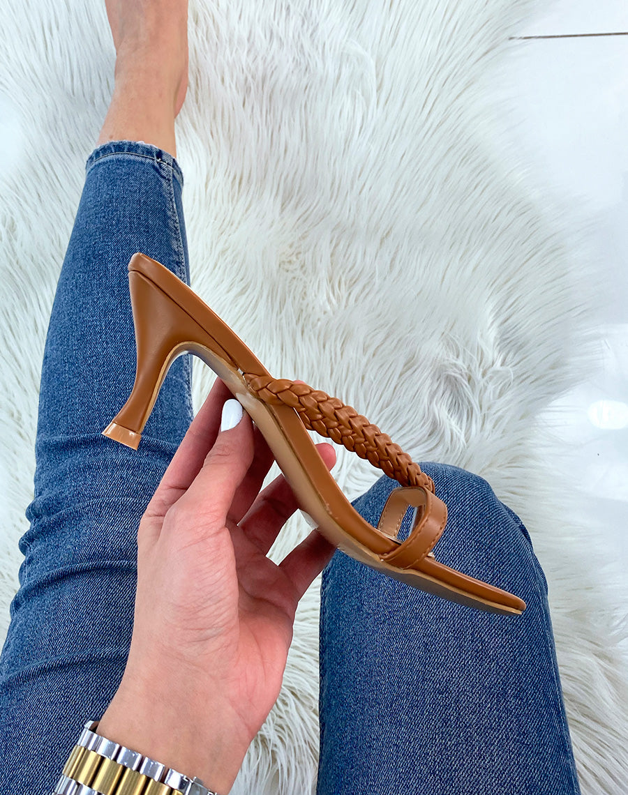 Sandales à talon camel et entre-doigts à bride tressée
