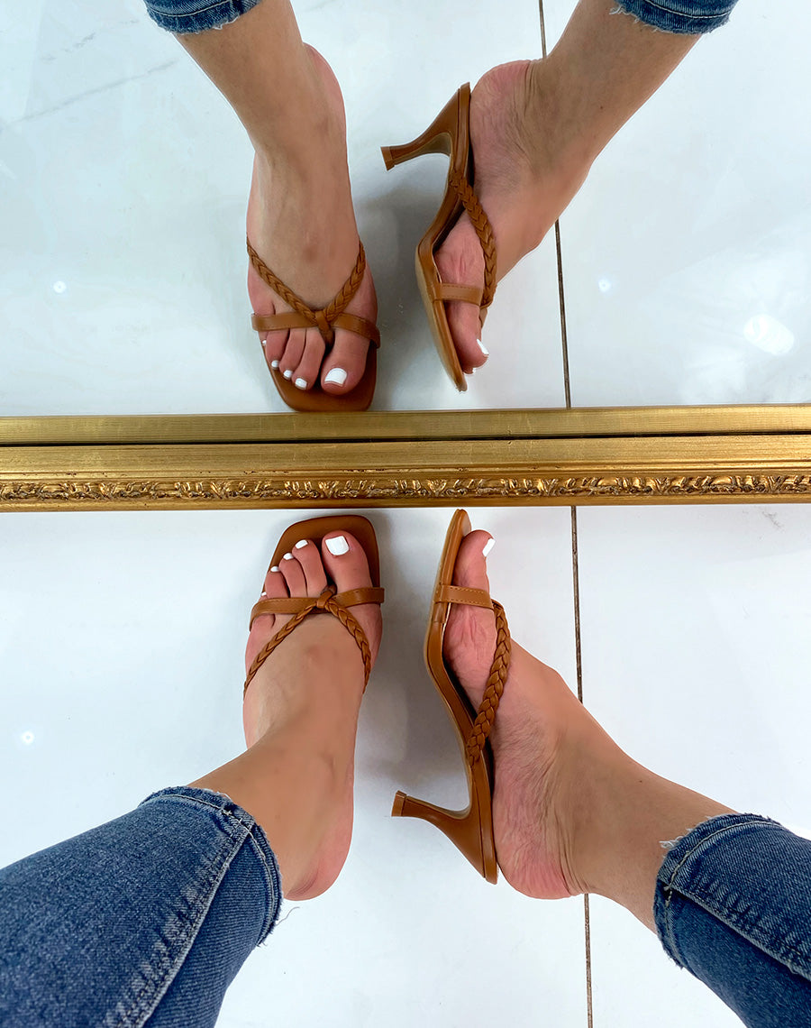 Sandales à talon camel et entre-doigts à bride tressée