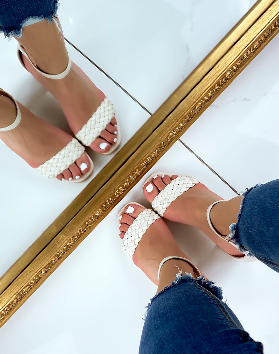 Sandales à talon carré beiges tressées