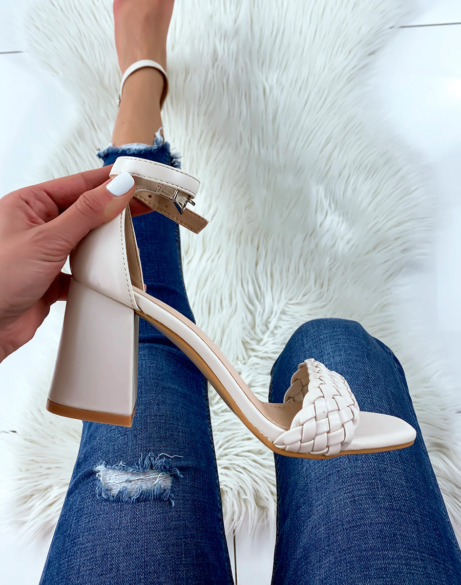 Sandales à talon carré beiges tressées