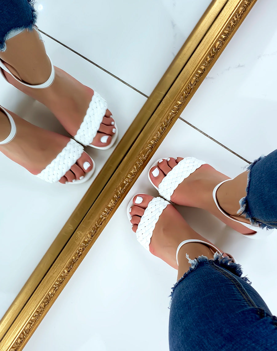 Sandales à talon carré blanches tressées