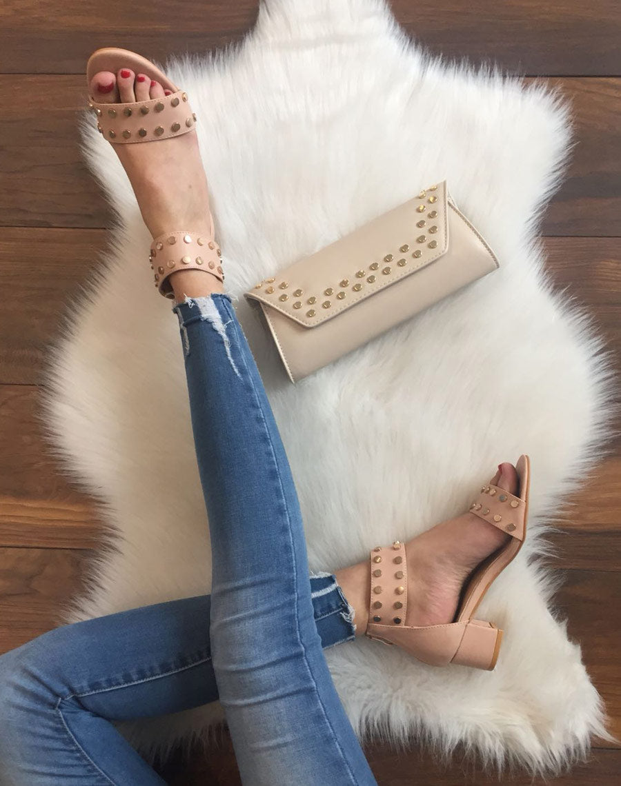 Sandales talon carré clouté beiges