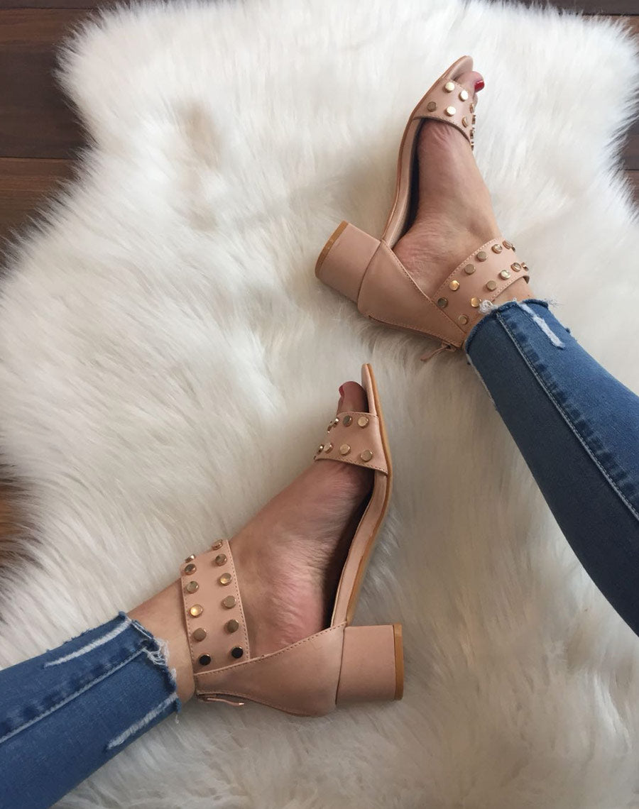 Sandales talon carré clouté beiges