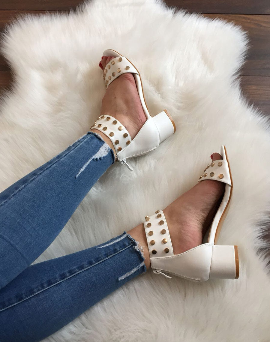 Sandales talon carré clouté blanche