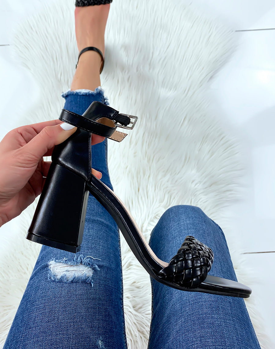 Sandales à talon carré noires tressées