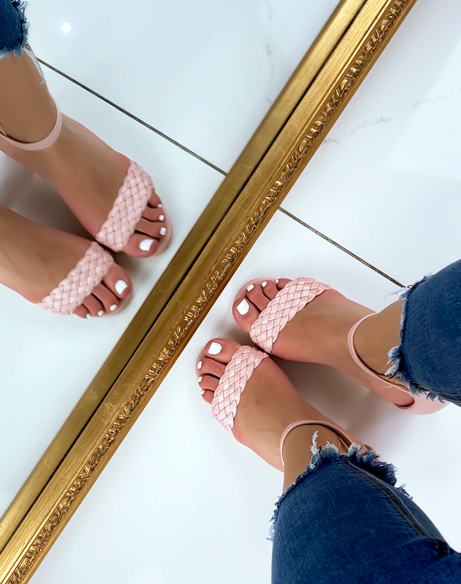 Sandales à talon carré rose poudré tressées
