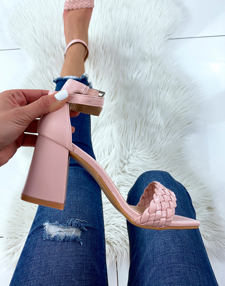 Sandales à talon carré rose poudré tressées