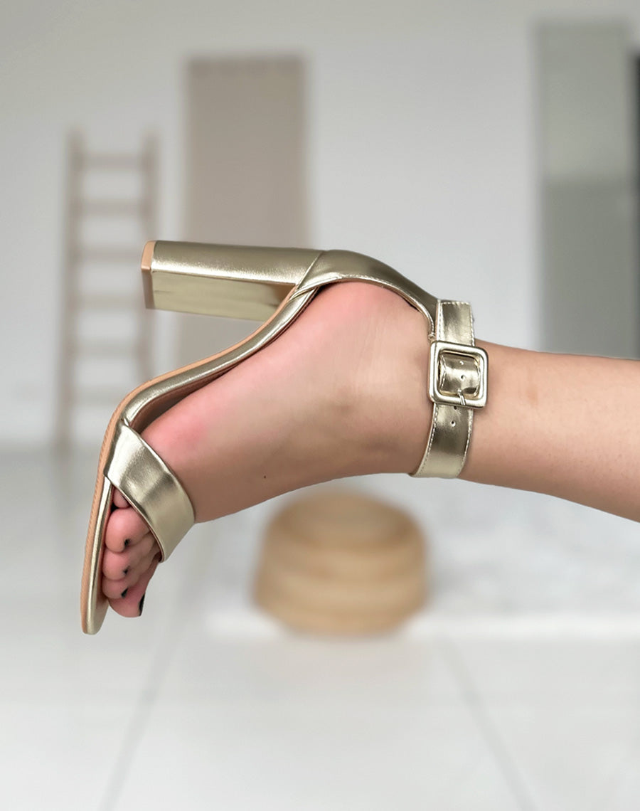 Sandales à talon dorée à boucle carré