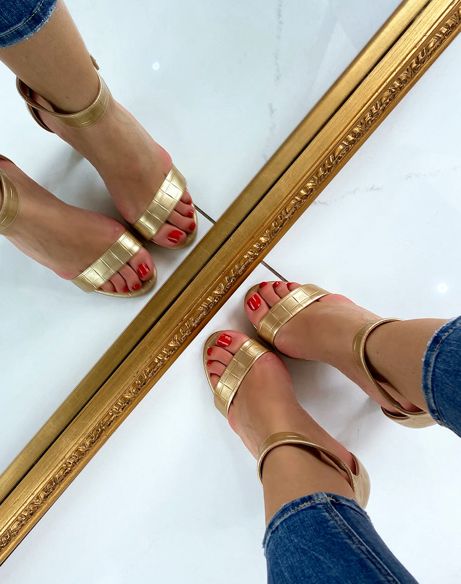 Sandales à talon dorées effet croco à boucle carrée