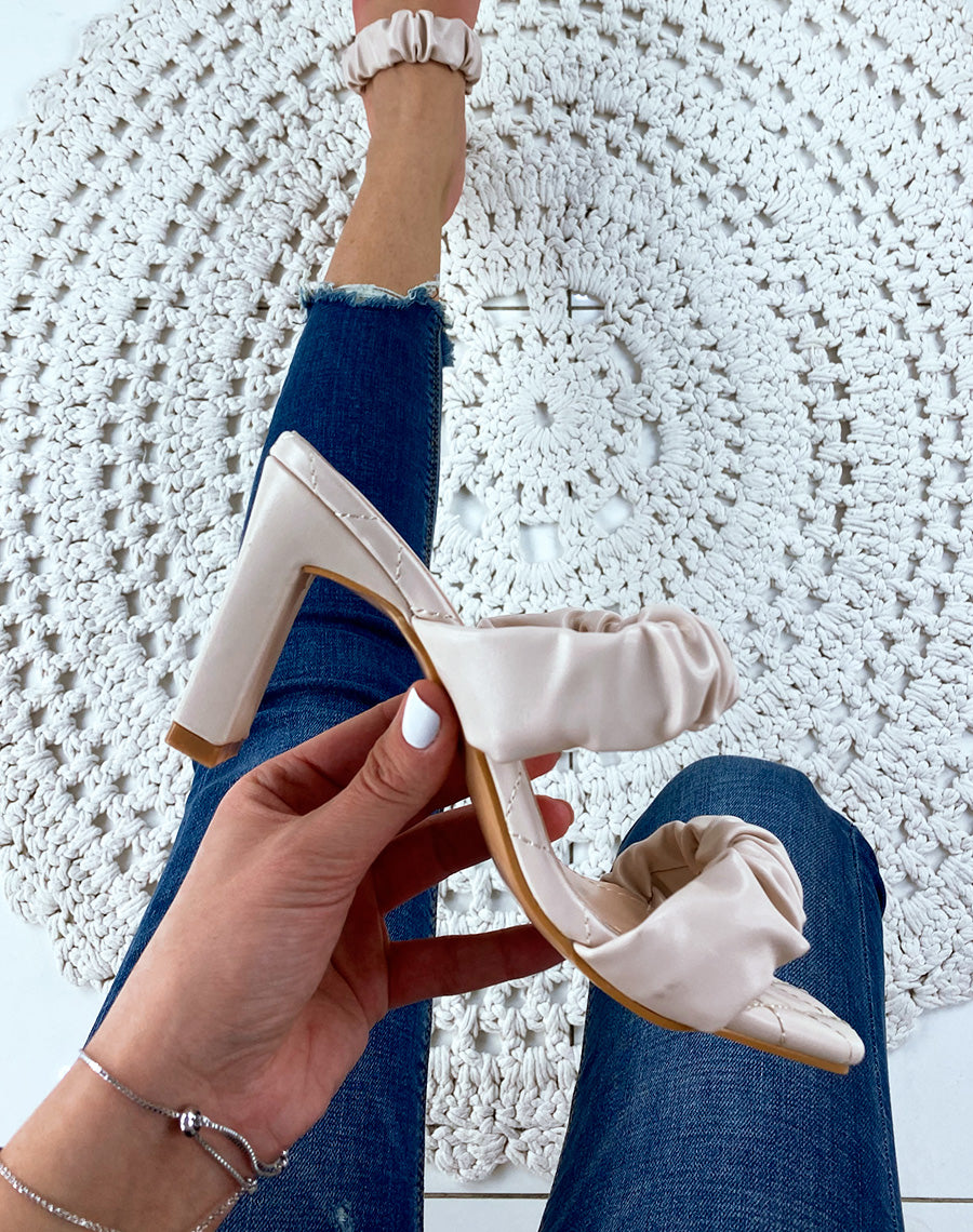 Sandales à talon en similicuir beige