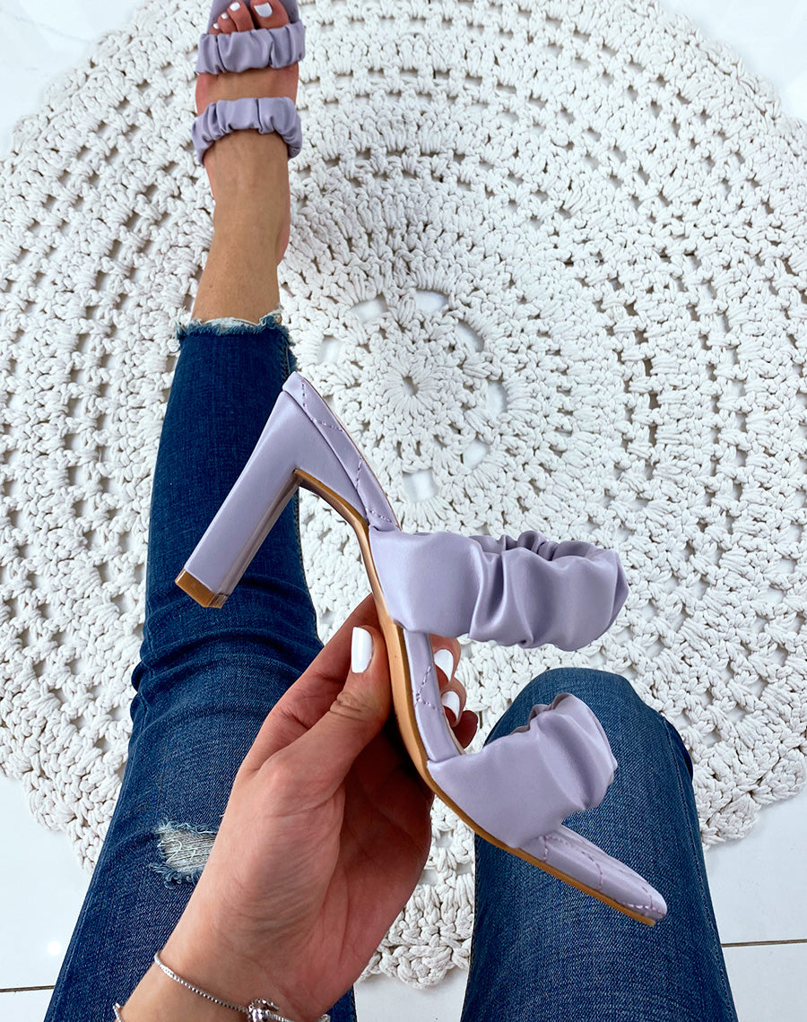 Sandales à talon en similicuir violet