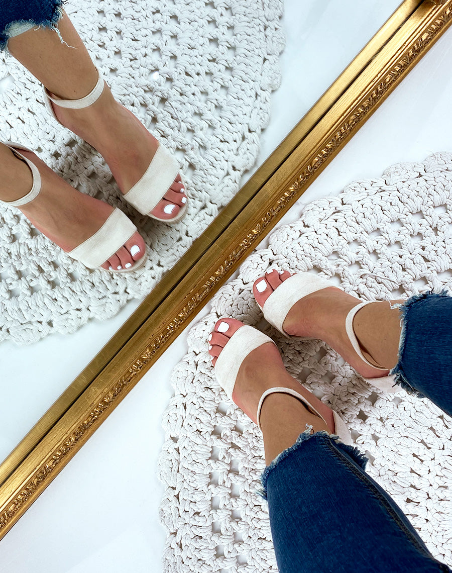 Sandales à talon en suédine beige