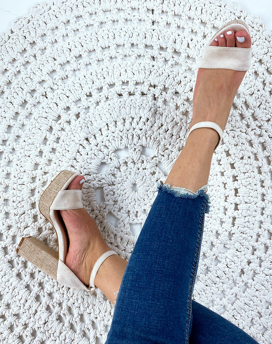 Sandales à talon en suédine beige