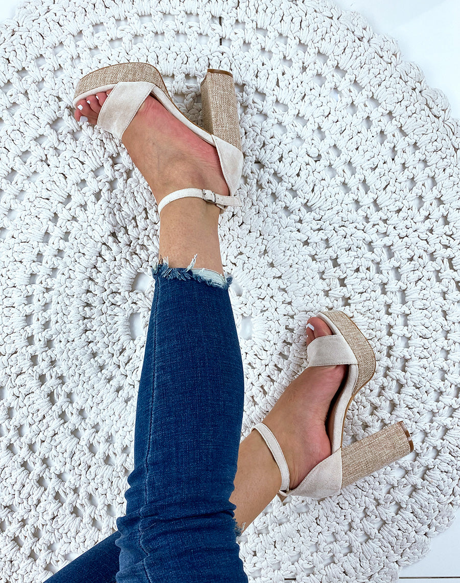Sandales à talon en suédine beige