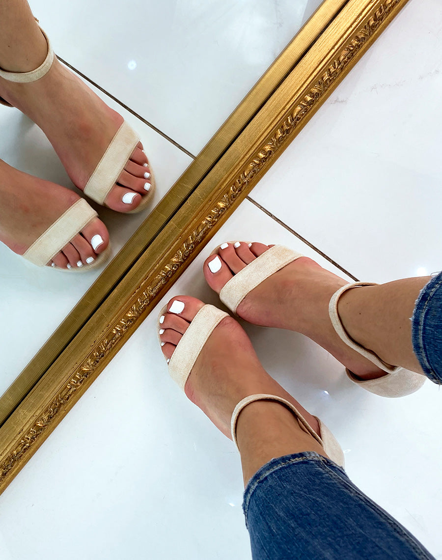 Sandales à talon en suédine beige