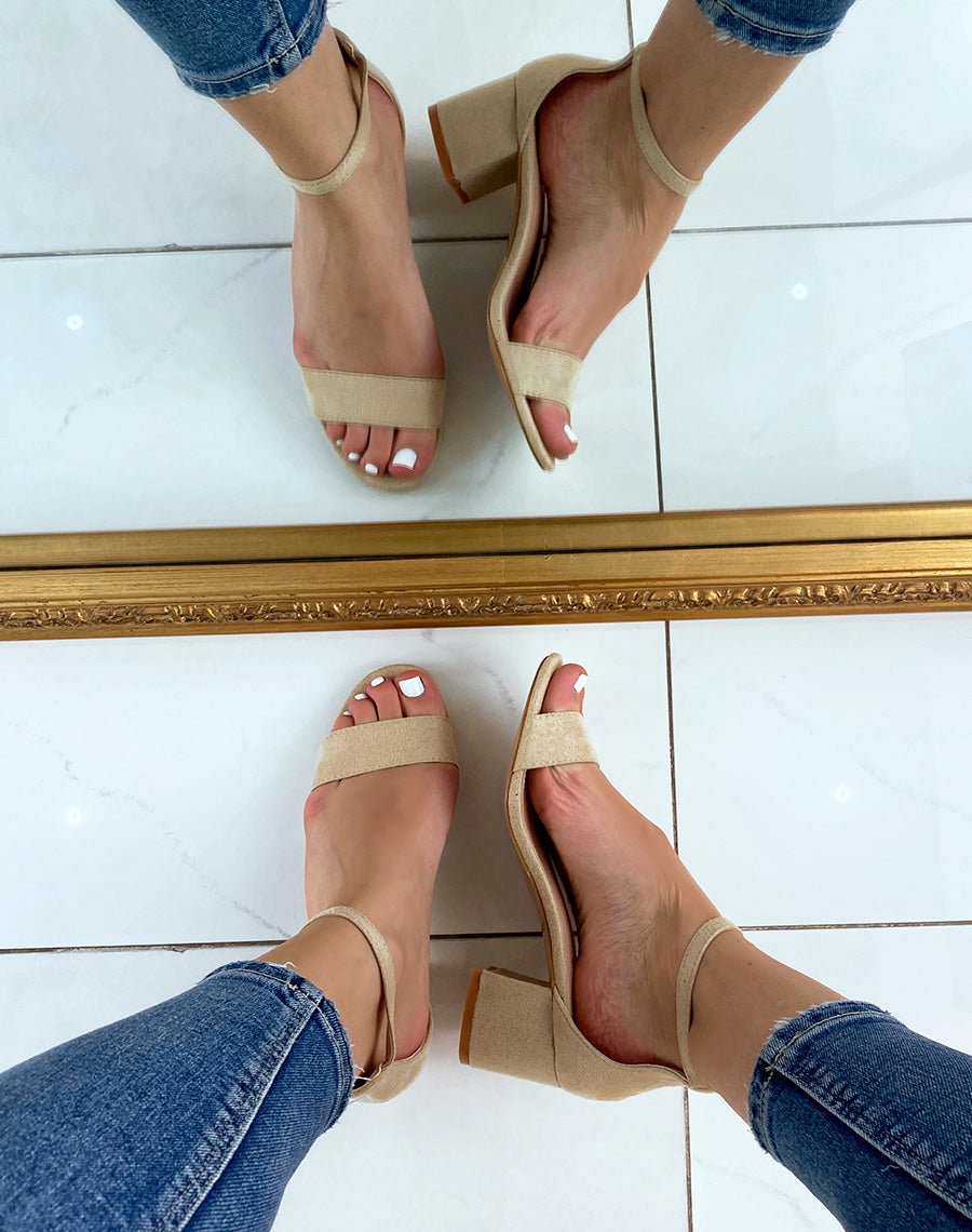 Sandales à talon en suédine beige