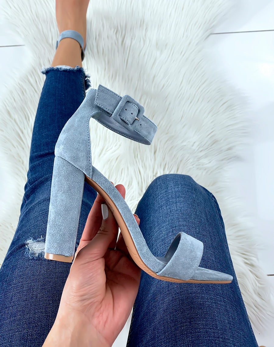 Sandales à talon en suédine bleu à boucle carré