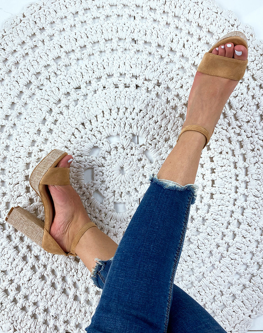 Sandales à talon en suédine camel