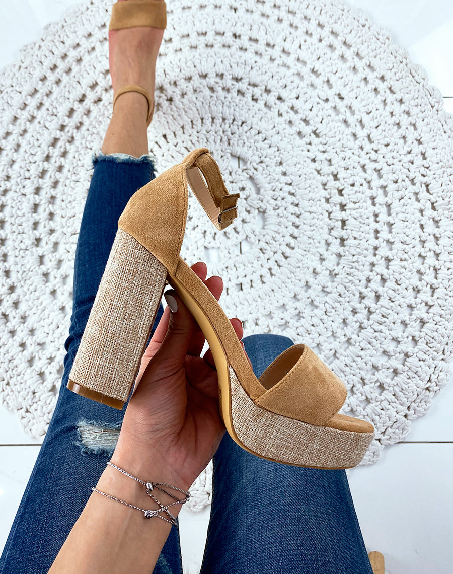 Sandales à talon en suédine camel