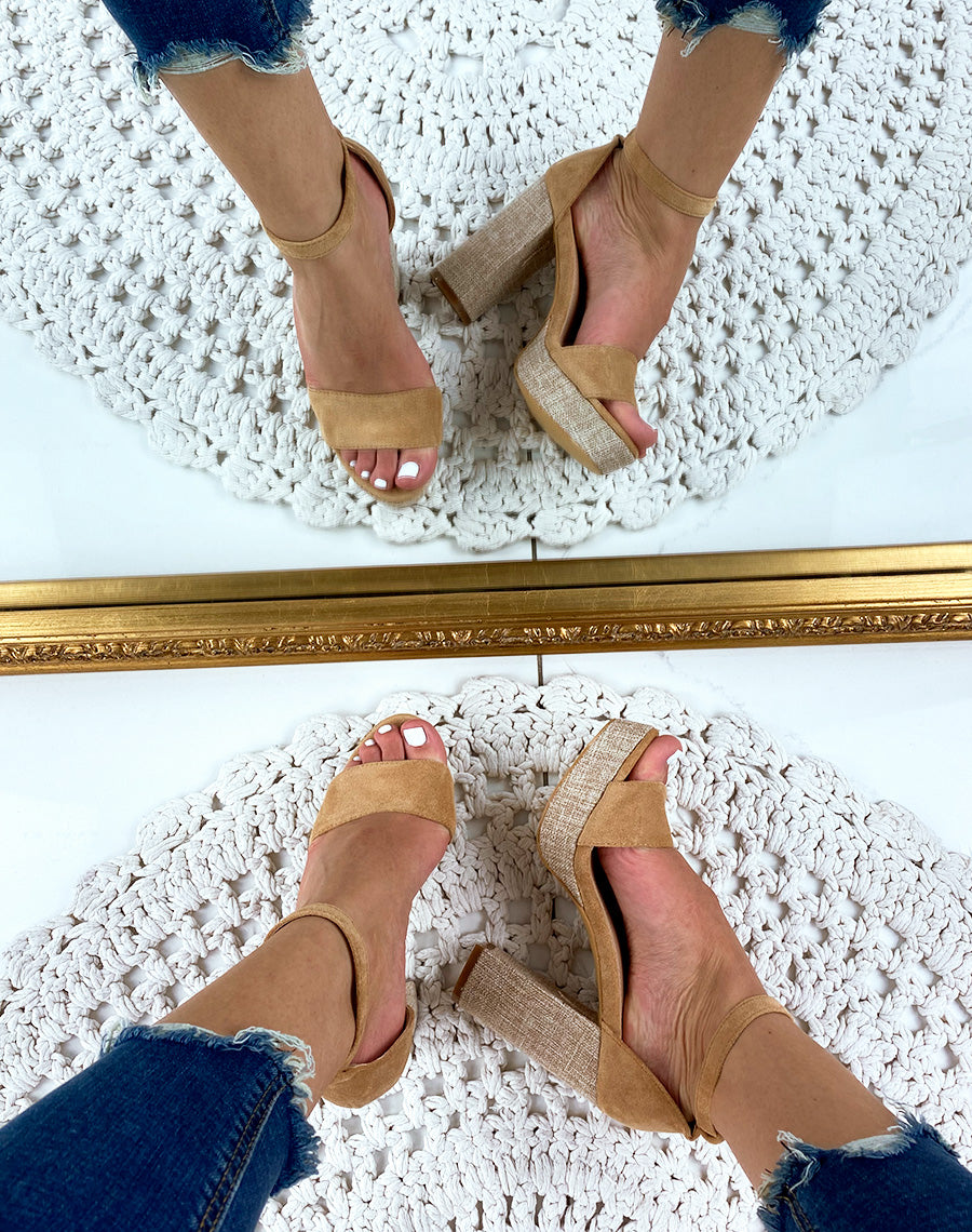 Sandales à talon en suédine camel