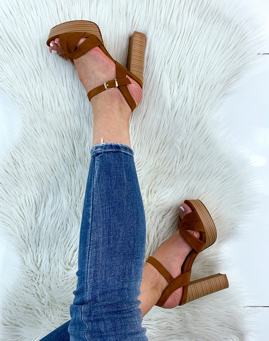 Sandales à talon en suédine camel