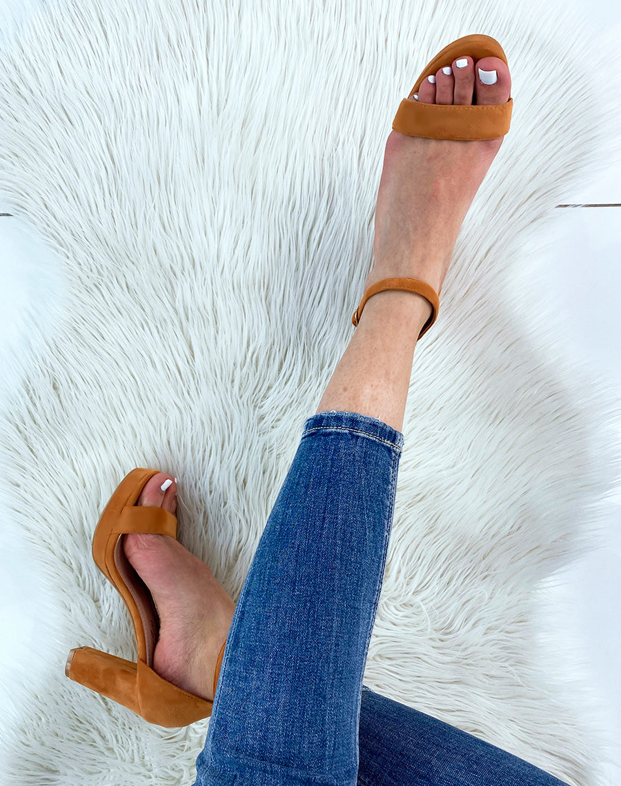 Sandales à talon en suédine camel