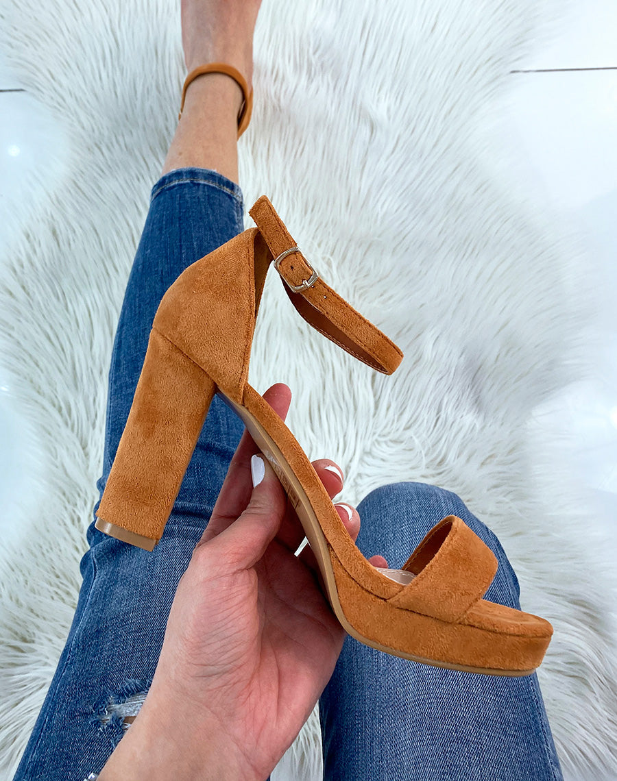 Sandales à talon en suédine camel