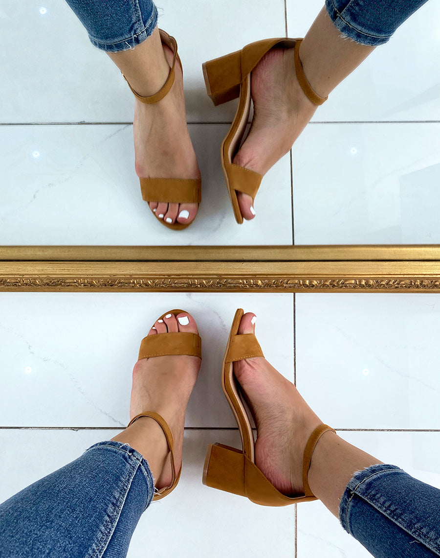 Sandales à talon en suédine camel