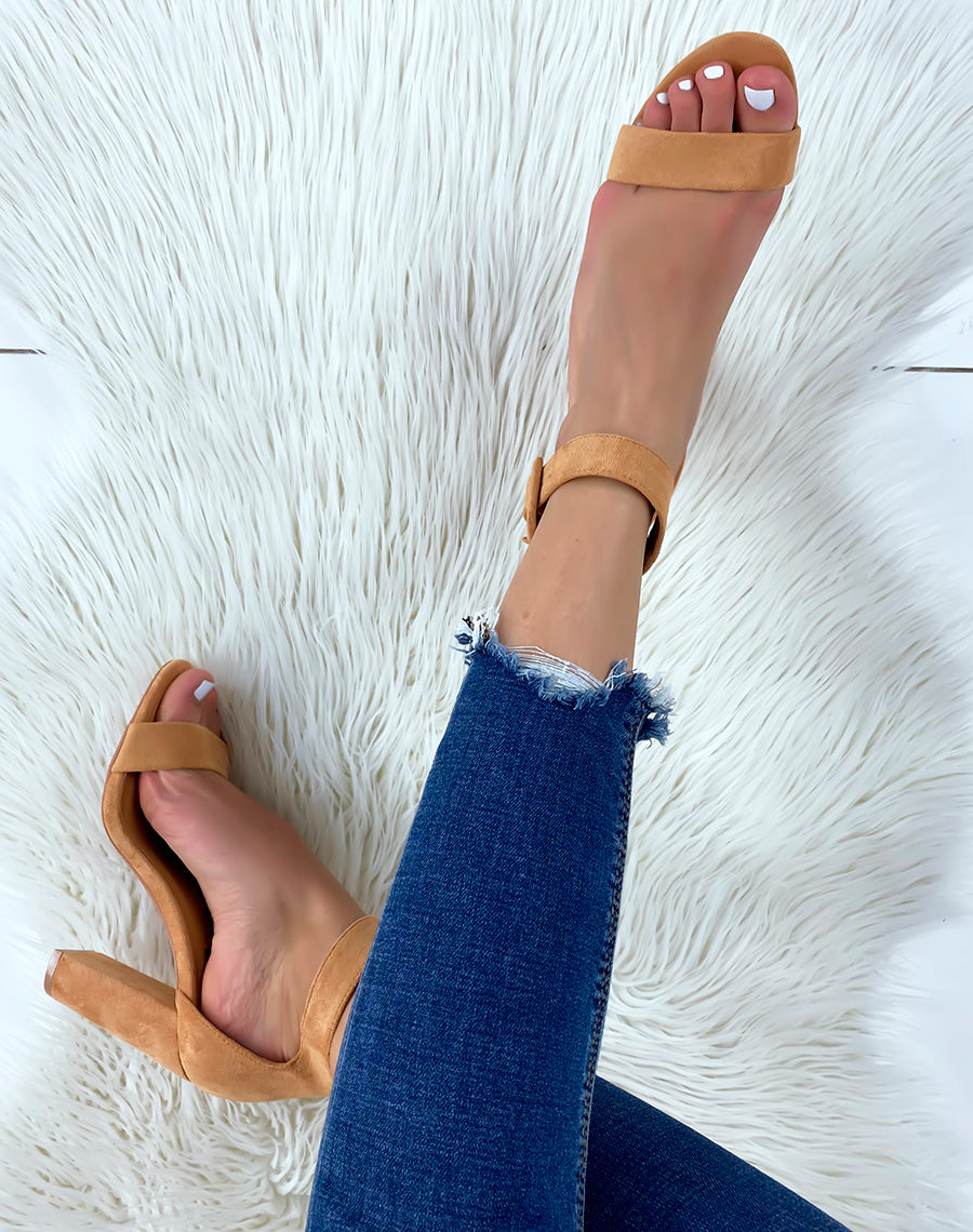 Sandales à talon en suédine camel à boucle carré