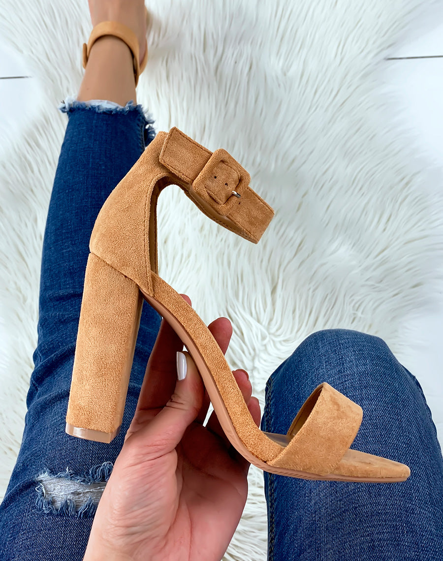 Sandales à talon en suédine camel à boucle carré