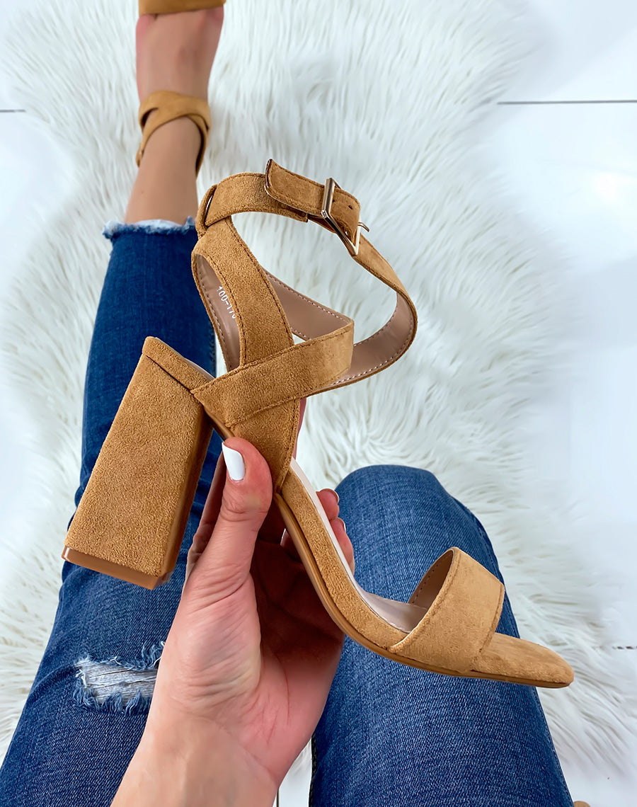 Sandales à talon en suédine camel à brides croisées