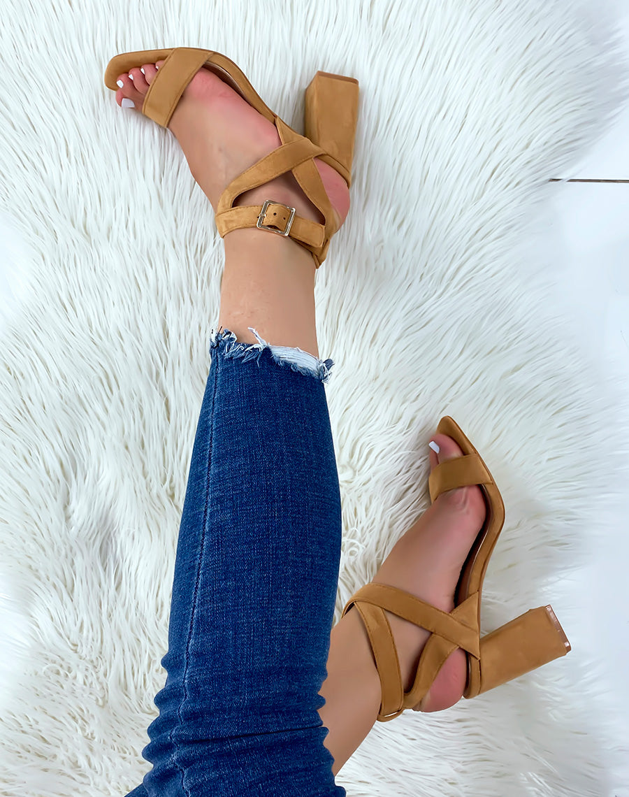 Sandales à talon en suédine camel à brides croisées